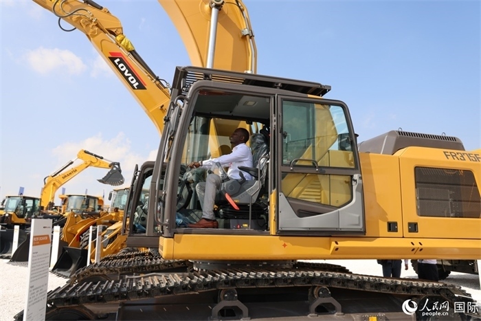 嘉賓參觀體驗山東重工產品。人民網記者 任皓宇攝