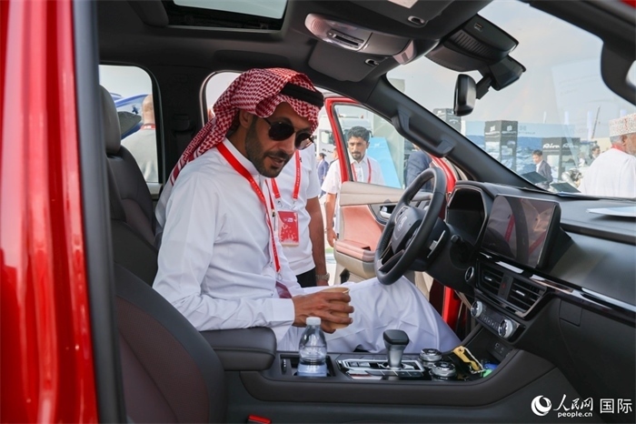 嘉賓參觀體驗山東重工產品。人民網記者 任皓宇攝