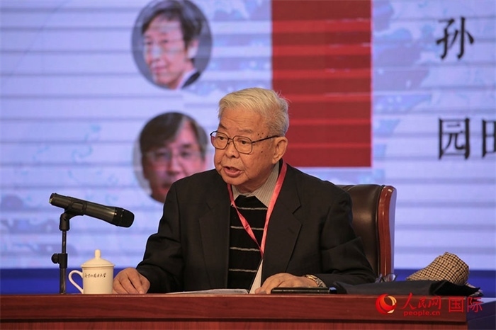 北京外國(guó)語(yǔ)大學(xué)北京日本學(xué)研究中心原主任嚴(yán)安生發(fā)表主旨演講。人民網(wǎng)記者 張麗婭攝