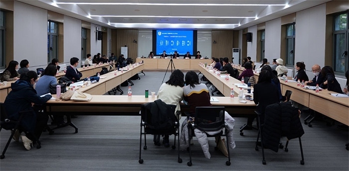 “區(qū)域國(guó)別學(xué)視角下的日語(yǔ)學(xué)科建設(shè)”圓桌論壇現(xiàn)場(chǎng)。主辦方供圖