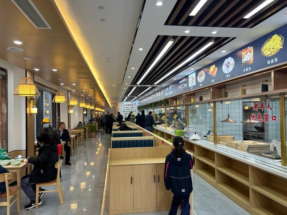 位于安徽合肥市瑤海區(qū)和平路街道綠苑社區(qū)的社區(qū)老年大食堂。（綠苑社區(qū)供圖）