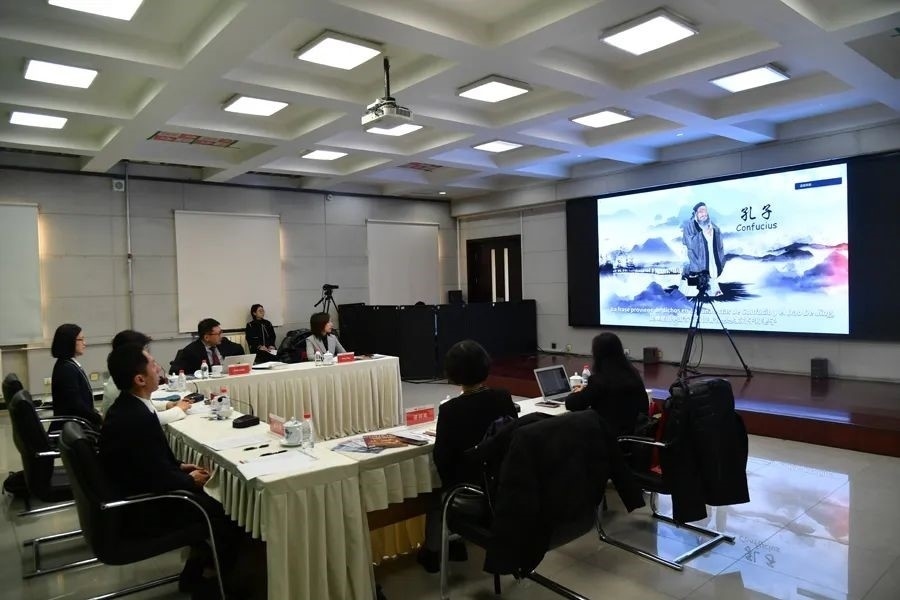 與會(huì)嘉賓觀看由美洲中心策劃制作的“一帶一路”主題視頻節(jié)目《習(xí)語用典——大道不孤 眾行致遠(yuǎn)》。