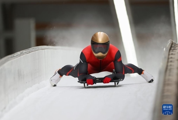 11月25日，天津隊選手閆文港在比賽中抵達終點。新華社記者 王楷焱 攝