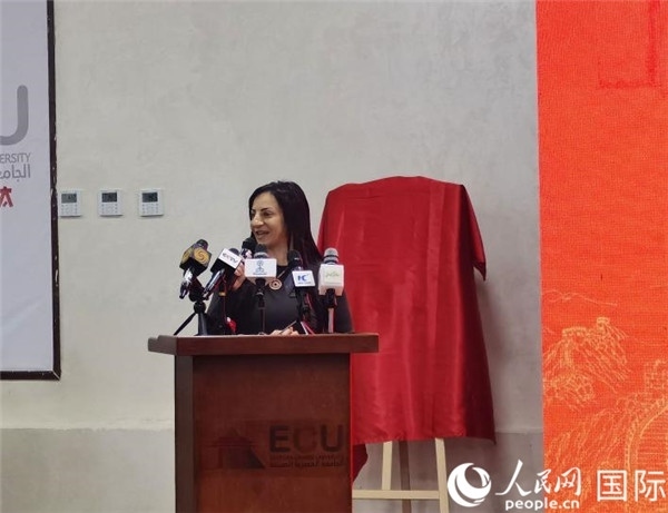 埃及中國大學副董事長索娜塔致辭。人民網記者 沈小曉攝