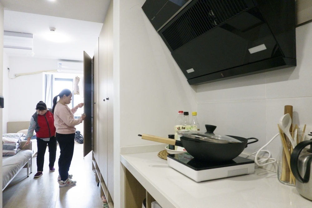 住戶(hù)在閔行區(qū)新時(shí)代城市建設(shè)者管理者之家收拾房間。