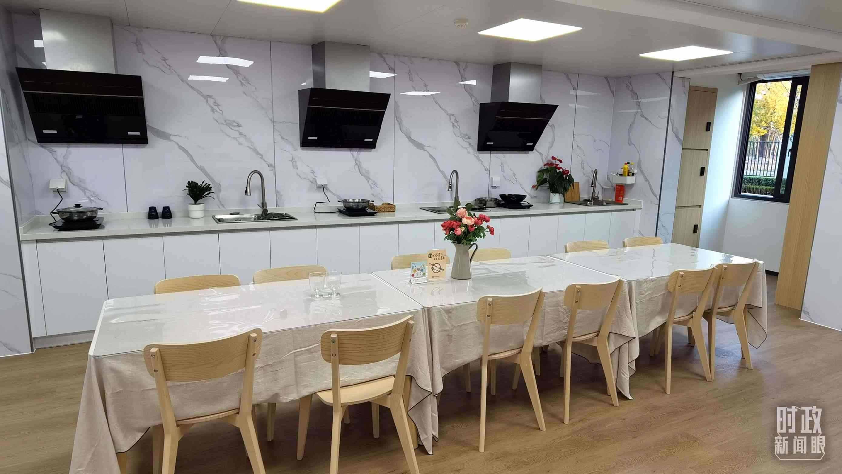 △閔行區(qū)新時(shí)代城市建設(shè)者管理者之家內(nèi)的共享廚房。（總臺(tái)央視記者郭鴻拍攝）