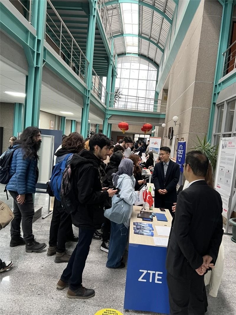 土耳其大學(xué)生在中企展臺交流。主辦方供圖