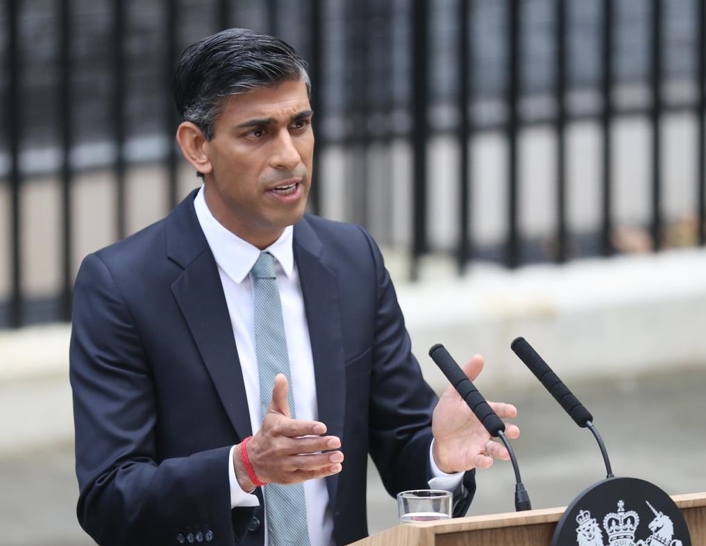 2022年10月25日，里?！ぬK納克在英國倫敦唐寧街10號首相府前發(fā)表講話。新華社記者李穎攝