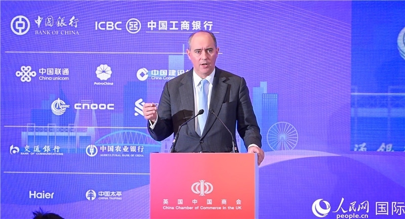 英國商業(yè)貿(mào)易部國務(wù)大臣（投資大臣）多米尼克·約翰遜與會。人民網(wǎng) 郭錦標(biāo)攝