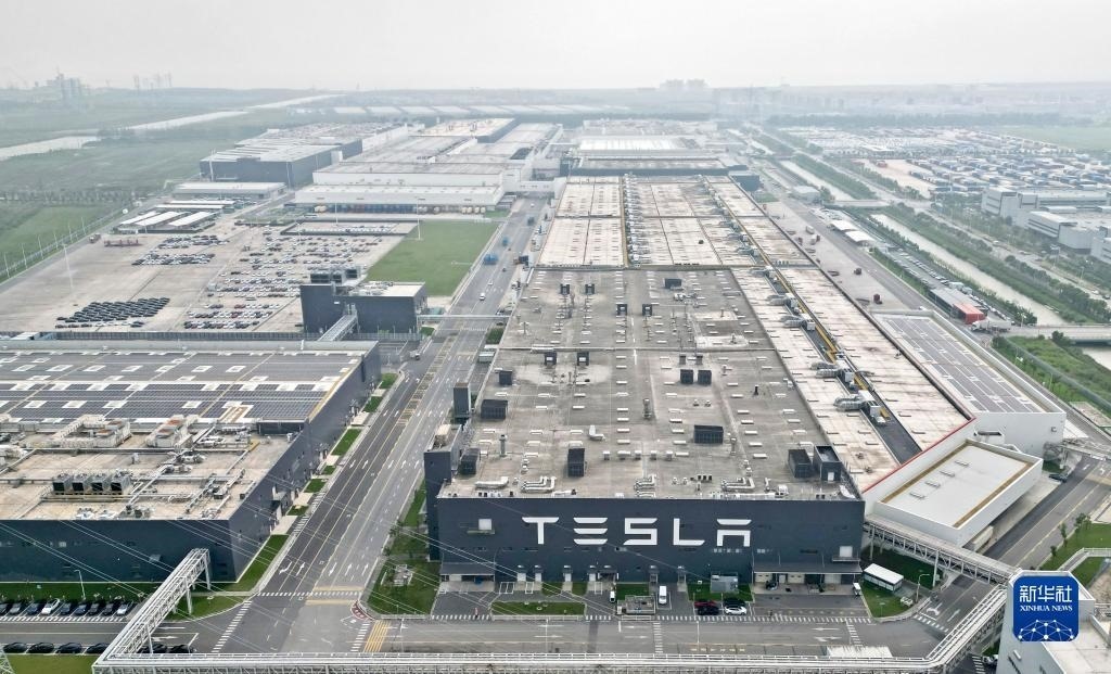 這是在中國（上海）自由貿易試驗區(qū)臨港新片區(qū)拍攝的特斯拉上海超級工廠（2023年9月26日攝，無人機照片）。新華社記者 劉穎 攝