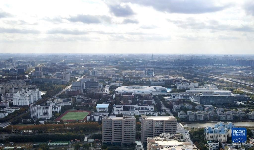 這是2023年11月25日在上海浦東新區(qū)張江科學城拍攝的形如鸚鵡螺的大科學裝置上海光源（中）（無人機照片）。新華社記者 方喆 攝