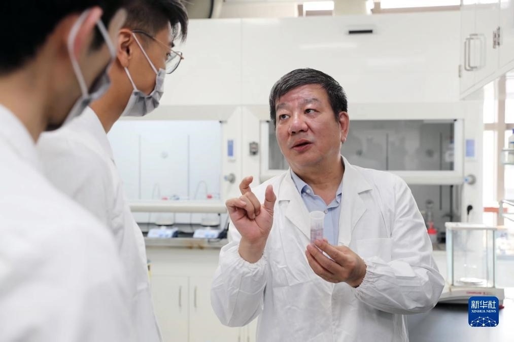 中國科學院院士、國家自然科學獎一等獎得主趙東元在復旦大學實驗室里指導學生（2023年9月2日攝）。新華社記者 劉穎 攝