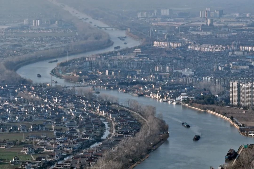 2月16日，貨船行駛在京杭大運(yùn)河江蘇寶應(yīng)段。新華社發(fā)（沈冬兵攝）