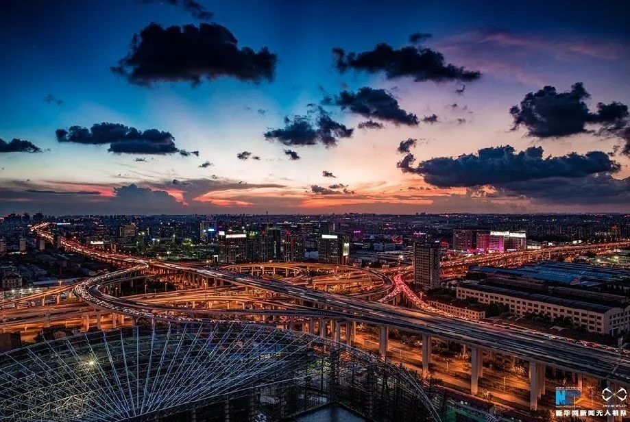 傍晚時(shí)刻的上海立交橋。新華網(wǎng)發(fā) 田橫 攝