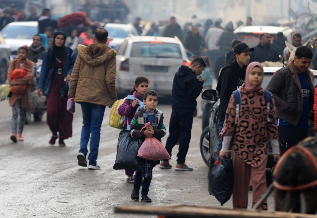 12月1日，在加沙地帶南部城市汗尤尼斯，人們?cè)谝攒娀謴?fù)軍事行動(dòng)后逃離家園。新華社發(fā)（亞西爾·庫迪攝）