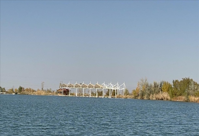 2023年11月1日，督察組拍攝到弱水花海景區(qū)建有人工湖及水上游樂設(shè)施。（中央第四生態(tài)環(huán)境保護(hù)督察組供圖）