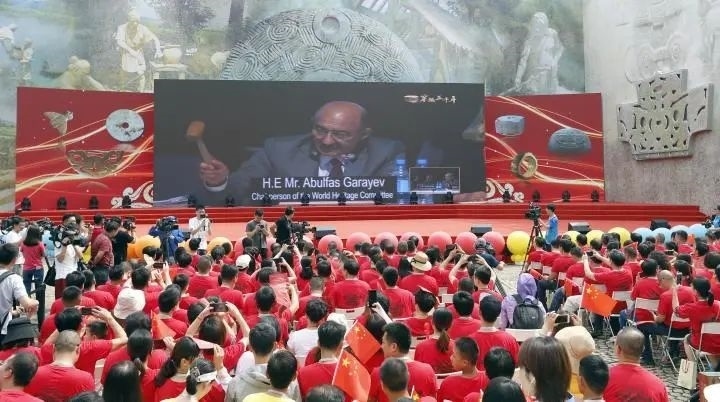 2019年7月6日，杭州市民揮舞國旗慶祝良渚古城遺址獲準(zhǔn)列入世界遺產(chǎn)名錄。記者 吳煌 倪雁強(qiáng) 攝