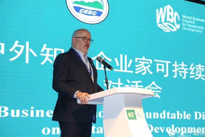 世界可持續(xù)發(fā)展工商理事會會長兼主席貝德凱致辭。人民網(wǎng)記者任皓宇攝