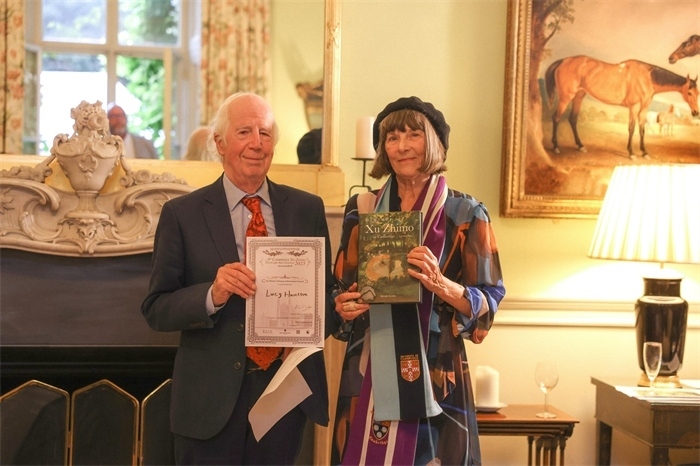 艾倫·麥克法蘭教授為漢密爾頓頒發(fā)文學(xué)類終身成就獎(jiǎng)。雨珊攝