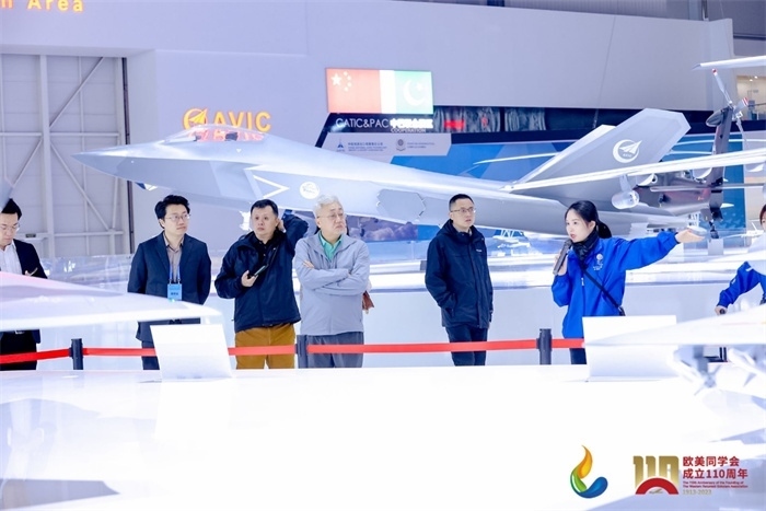 參會(huì)嘉賓和留學(xué)歸國(guó)人員參觀(guān)珠海太空中心。主辦方供圖