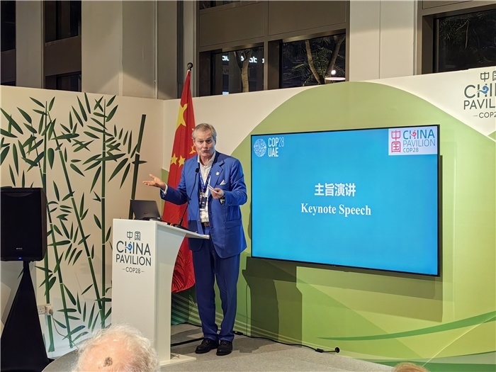 意大利都靈理工大學(xué)終身教授岡特·鮑利發(fā)言。COP28中國角供圖
