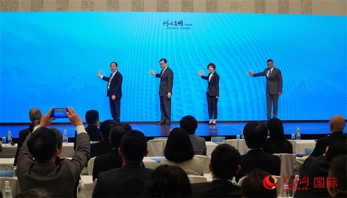 嘉賓共同啟動(dòng)“何以文明”日本特展體驗(yàn)暨2024年總臺(tái)春晚宣介區(qū)。人民網(wǎng) 蔣曉辰攝