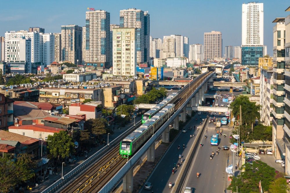 2021年12月1日，在越南首都河內(nèi)，列車(chē)在吉靈-河?xùn)|輕軌線(xiàn)上行駛。新華社發(fā)（中鐵六局河內(nèi)輕軌項(xiàng)目部供圖）