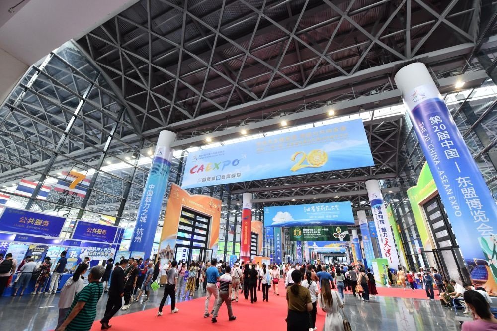 2023年9月18日，參觀者在第二十屆中國(guó)—東盟博覽會(huì)東盟商品展區(qū)選購(gòu)商品。新華社記者 黃孝邦 攝