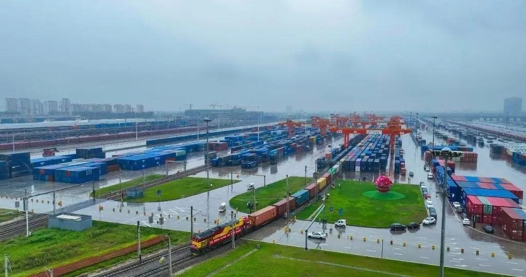 △2023年9月28日，中歐班列長(zhǎng)安號(hào)第20000列從陜西西安國(guó)際港站開(kāi)出。