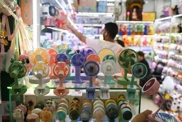 △近期，客商在浙江義烏國(guó)際商貿(mào)城采購(gòu)商品。