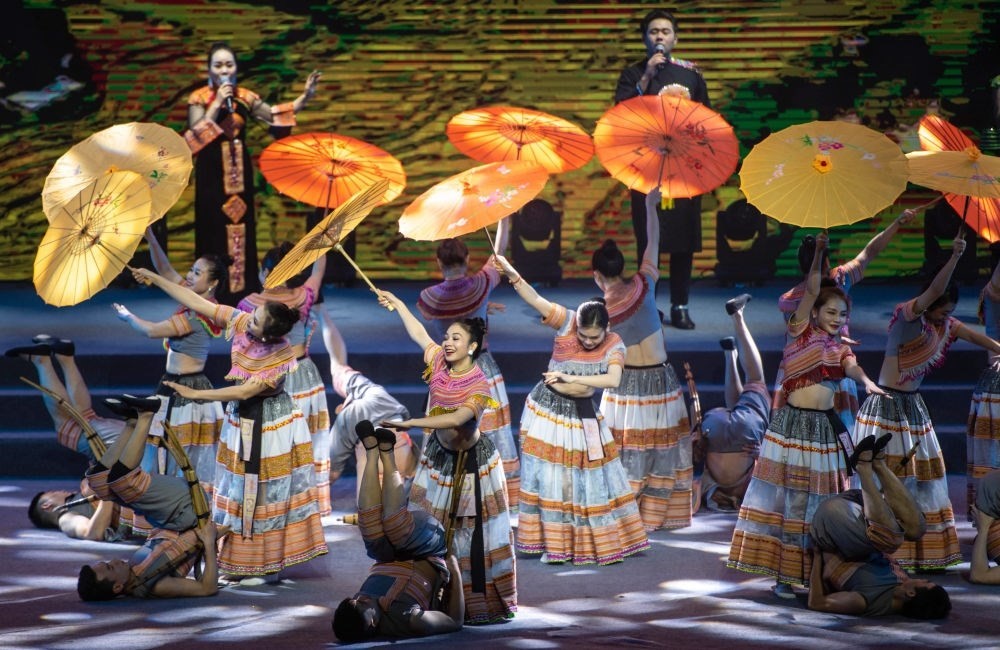 2023年1月18日，以“同心筑厚誼 攜手共發(fā)展”為主題的2023年中越跨國(guó)春節(jié)聯(lián)歡晚會(huì)在云南省紅河哈尼族彝族自治州河口瑤族自治縣舉行，越南老街省民族藝術(shù)歌舞團(tuán)的演員在晚會(huì)上表演歌舞《漂浮在云端的節(jié)日》。新華社記者 胡超 攝