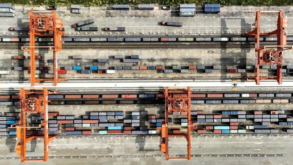 △2023年11月12日，火車(chē)在廣西欽州港碼頭裝運(yùn)集裝箱。