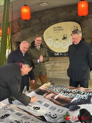 吳墾大使簽名。人民網(wǎng)記者 徐馨攝