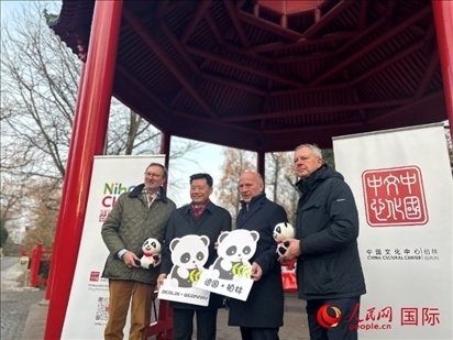 中國文化中心組織的主題活動現(xiàn)場。從左至右依次為柏林動物園園長克尼里姆、中國駐德國大使吳懇、柏林市長韋格納、柏林動物園監(jiān)事會主席布魯克曼。人民網(wǎng)記者 徐馨攝