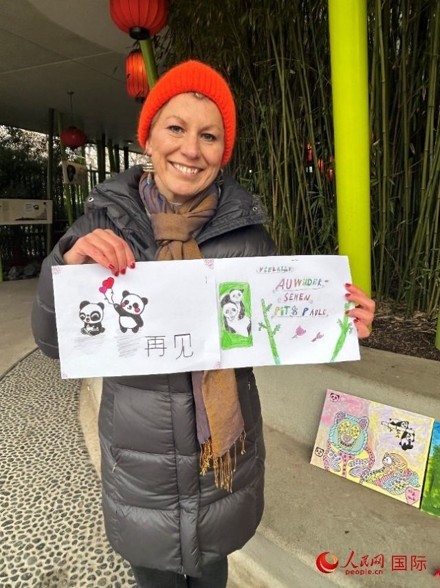 桑德拉和德國小朋友們的作品。右圖寫著“祝福好運(yùn)，再見 Pit和Paule（“夢想”“夢圓”的德語名字）”。人民網(wǎng)記者 徐馨攝