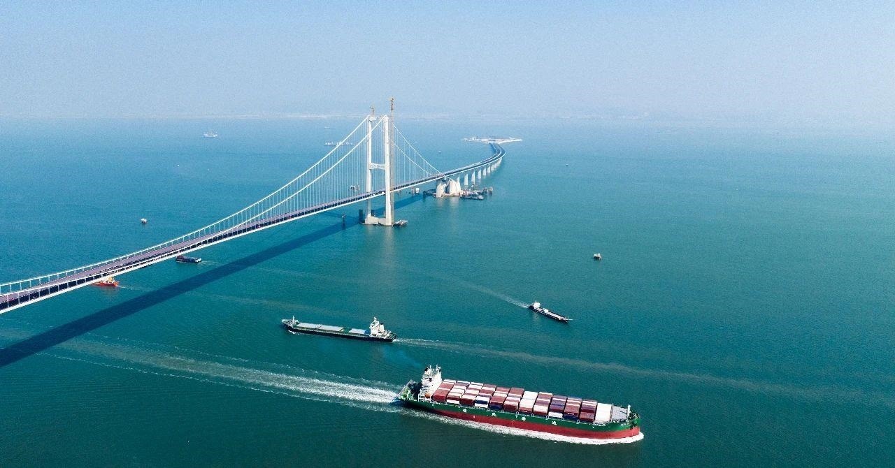 △2023年11月28日，國家重大工程深中通道海底沉管隧道貫通。