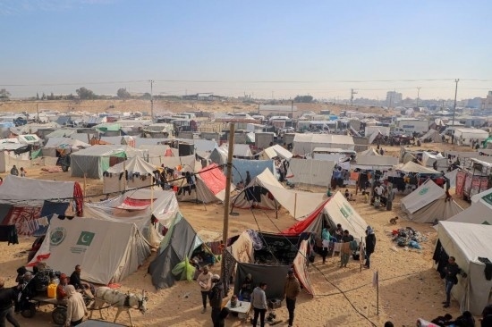  這是12月8日在加沙地帶南部城市拉法拍攝的臨時(shí)營地。新華社發(fā)（里澤克·阿卜杜勒賈瓦德攝）