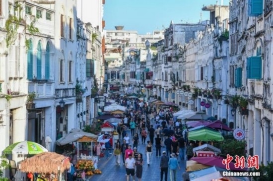 圖為?？隍T樓老街游客如織。 <a target='_blank' href='/' ><p align=