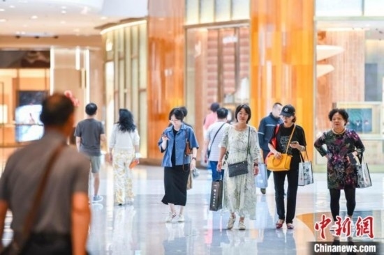 圖為顧客在cdf?？趪H免稅城內(nèi)選購商品。<a target='_blank' href='/' ><p align=