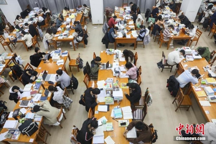 資料圖：眾多考研學(xué)生在南昌大學(xué)圖書館的自習(xí)室內(nèi)復(fù)習(xí)備考。劉力鑫 攝