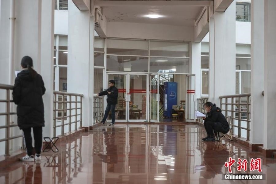 資料圖：幾位考研學(xué)生在南昌大學(xué)教學(xué)樓的天橋上復(fù)習(xí)備考。劉力鑫 攝