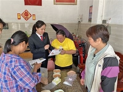  圖⑤：龍圩區(qū)法院法官到群眾家中開展法治宣傳。資料圖片