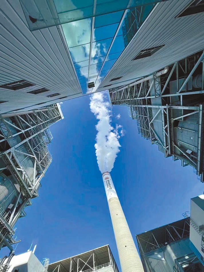  綠色低碳 近日，來(lái)自10余個(gè)國(guó)家的國(guó)際青年跟隨“世界青年能源行”活動(dòng)走進(jìn)國(guó)家能源集團(tuán)江蘇泰州電廠。作為亞洲最大火電二氧化碳捕集、利用與封存項(xiàng)目，該項(xiàng)目每年可捕集消納二氧化碳50萬(wàn)噸。 美國(guó)籍演員、主持人 史蒂文·韋德斯攝 “走在電廠里，體驗(yàn)各種高科技，真切感受到中國(guó)在清潔能源方面發(fā)展迅速，許多技術(shù)走在了世界前列?！? /></p> <p style=