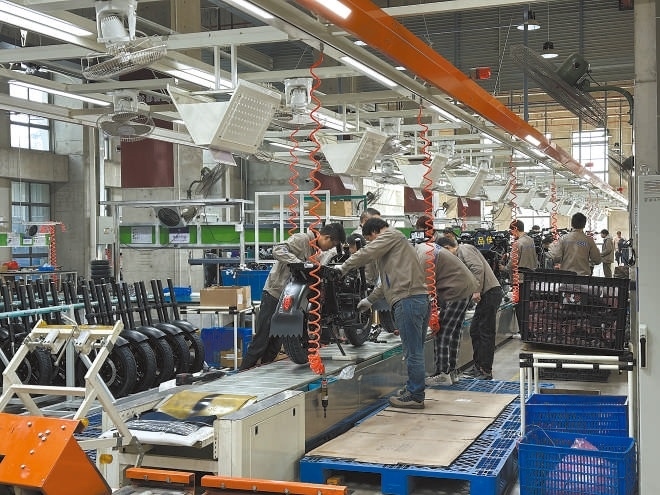  產(chǎn)業(yè)領(lǐng)跑 在長(zhǎng)三角一體化發(fā)展格局下，新能源制造業(yè)通過(guò)產(chǎn)業(yè)集群協(xié)同發(fā)展，形成現(xiàn)代化產(chǎn)業(yè)體系。圖為位于江蘇常州市的比亞迪工廠內(nèi)，工作人員正在組裝銷往非洲國(guó)家的電動(dòng)摩托車。 拉丁美洲通訊社古巴籍?dāng)z影記者 朗尼·洛佩茲（中文名羅帥）攝