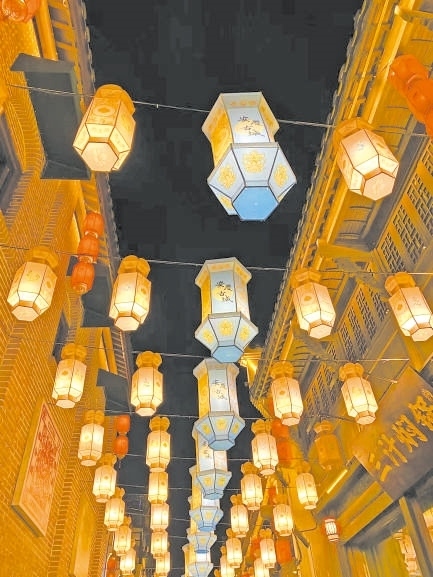  古城新韻 位于安徽安慶市安慶古城的倒扒獅歷史文化街區(qū)依江而建，在保留歷史建筑的同時(shí)，引入產(chǎn)業(yè)新業(yè)態(tài)，激發(fā)歷史文化街區(qū)活力，吸引了眾多游客前來(lái)游玩。 韓國(guó)籍視頻博主 金峻范攝