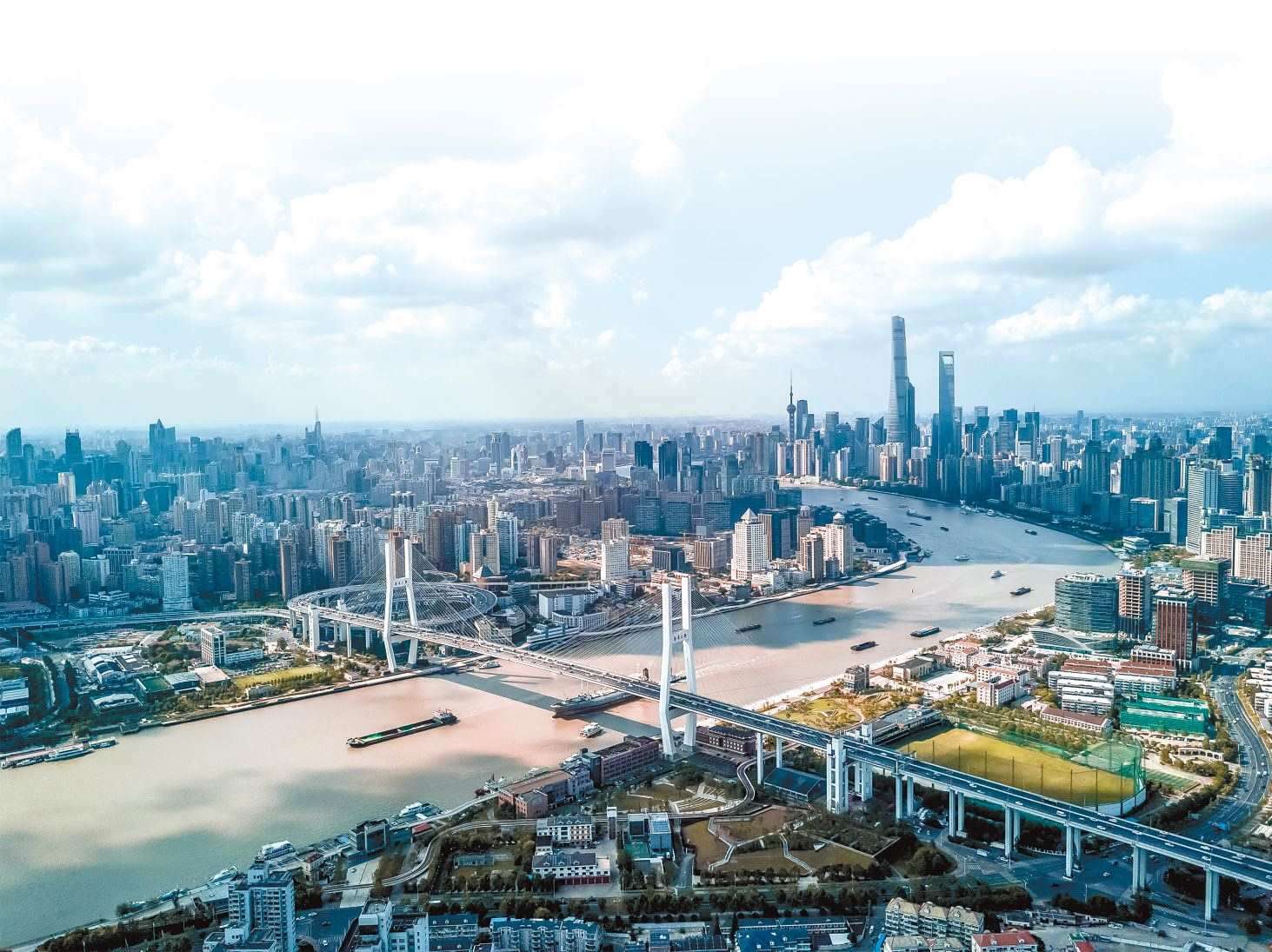  潮起東方 上海黃浦江兩岸高樓林立，風(fēng)光無(wú)限。近年來(lái)，上海以開放創(chuàng)新之姿，謀劃推動(dòng)高質(zhì)量發(fā)展，奮力開創(chuàng)長(zhǎng)三角一體化新局面。 德國(guó)籍導(dǎo)演、建筑師、攝影師 馬克·西格蒙德攝 “起初，我被東方古國(guó)的悠久歷史文化吸引來(lái)到中國(guó)。在上海生活的10多年間，我見(jiàn)證了這座城市的發(fā)展歷程，也感受到它兼具傳統(tǒng)與現(xiàn)代的獨(dú)特魅力。”