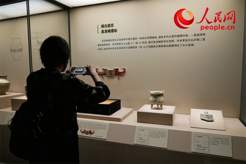 今年9月，觀眾正在參觀“鑒往知遠——新時代考古成果展”。人民網(wǎng)記者 韋衍行攝