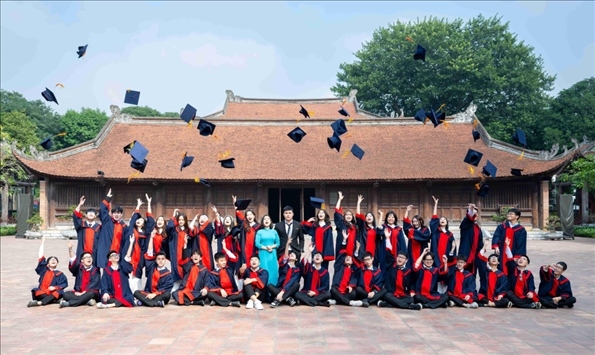 12月9日，越南首都河內(nèi)一所高中的學(xué)生在文廟內(nèi)合影留念。