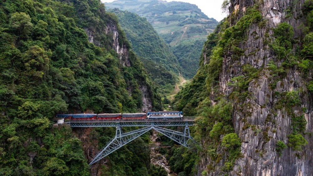 2023年6月20日，一列火車(chē)駛過(guò)人字橋。