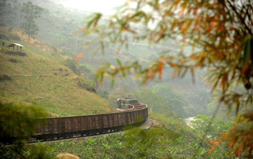 這是行駛在滇越鐵路云南省屏邊縣境內(nèi)的貨運(yùn)列車(chē)（2012年3月9日攝）。